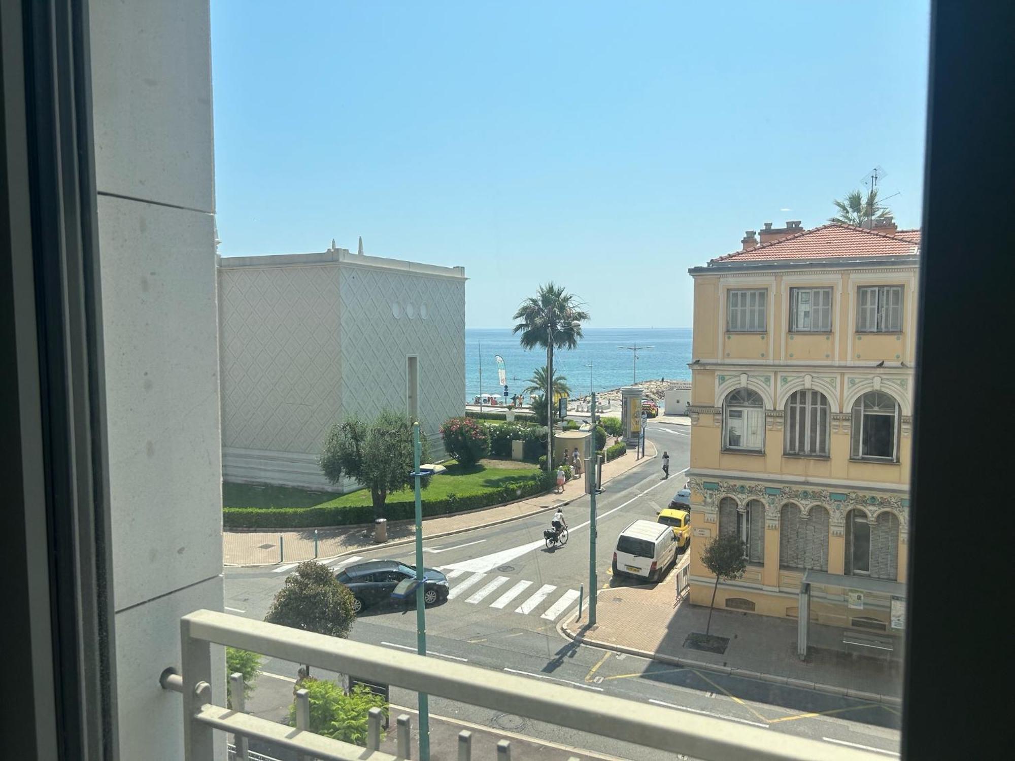 Neuf Et Equipe A Deux Pas De La Et Face Au Casino En Plein Centre * Menton